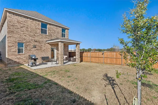 a view of a house with backyard and sitting area