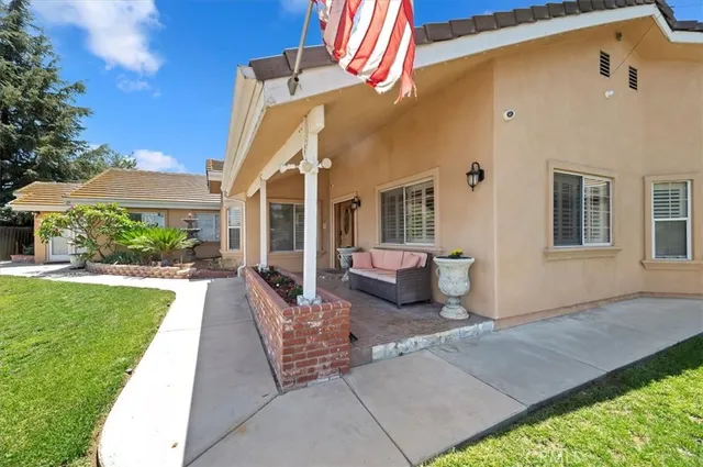 a view of a house with backyard and sitting area