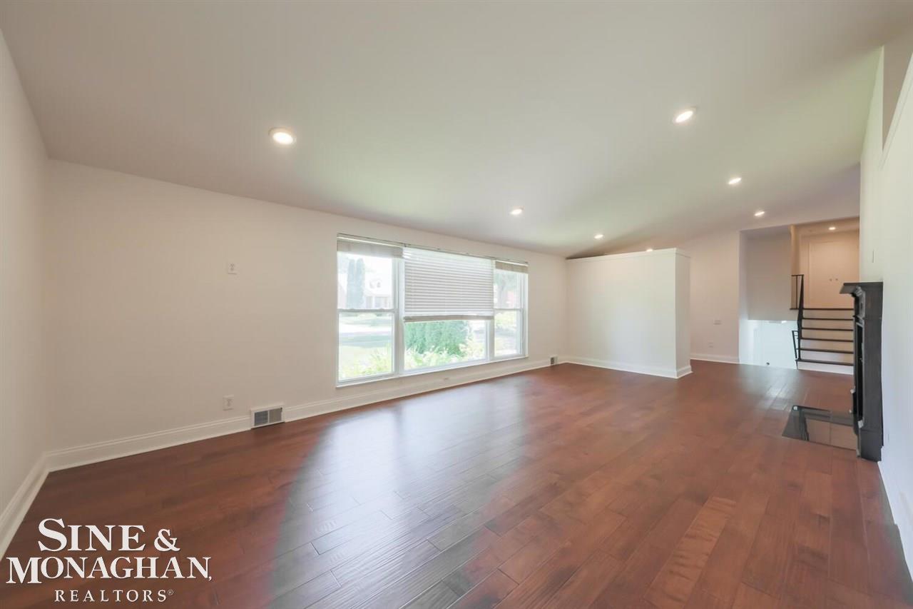 577 Cook Road Grosse Pointe, MI 48236 - Photo 6 of 37 50086309-5.JPG