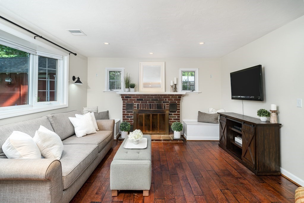 504 Maple Street Franklin, MA 02038 - Photo 11 of 39 Gallery Image 11