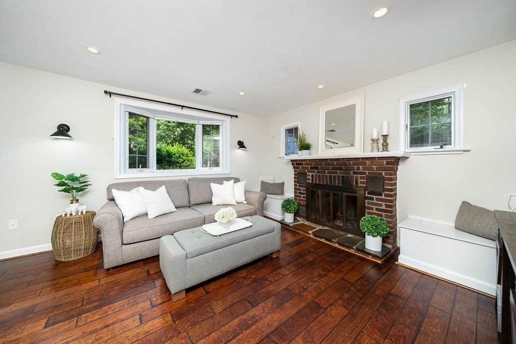 504 Maple Street Franklin, MA 02038 - Photo 12 of 39 Gallery Image 12
