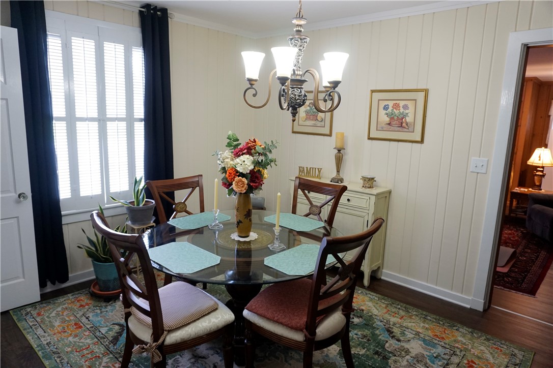 713 Magnolia Drive Waycross, GA 31501 - Photo 3 of 25 Dining room