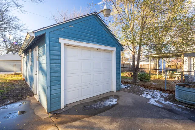 a view of backyard of the house
