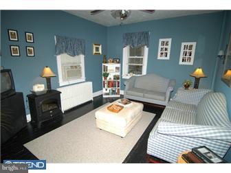 547 R Upland Avenue Reading, PA 19611 - Photo 4 of 12 Living Room