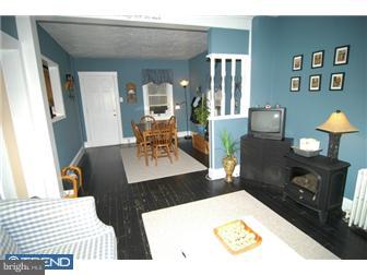 547 R Upland Avenue Reading, PA 19611 - Photo 9 of 12 Living Room