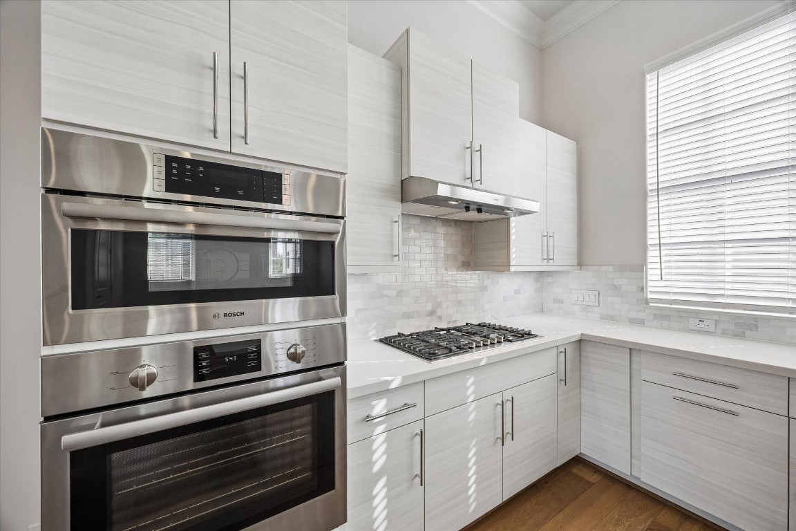 9663 Kings Cross Station Houston, TX 77045 - Photo 4 of 30 a kitchen with cabinets stainless steel appliances and window