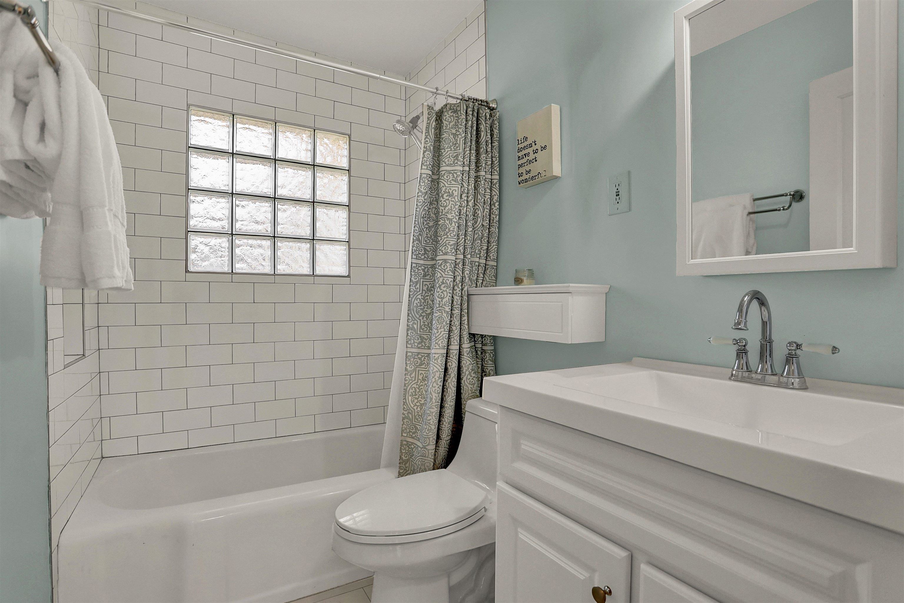 4607 Monaco Road Memphis, TN 38117 - Photo 14 of 25 a bathroom with a sink toilet and shower