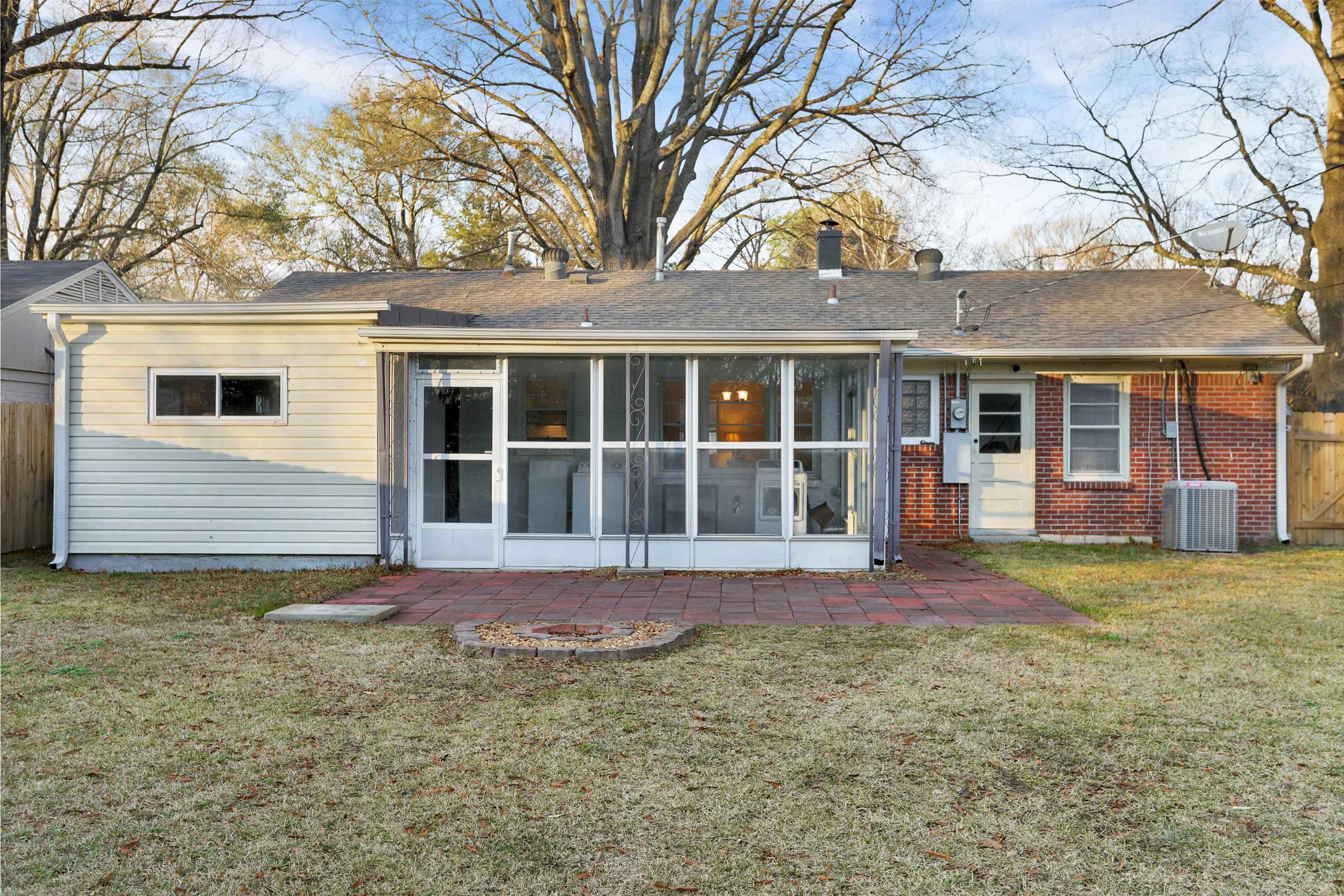 4607 Monaco Road Memphis, TN 38117 - Photo 23 of 25 a front view of a house with a garden
