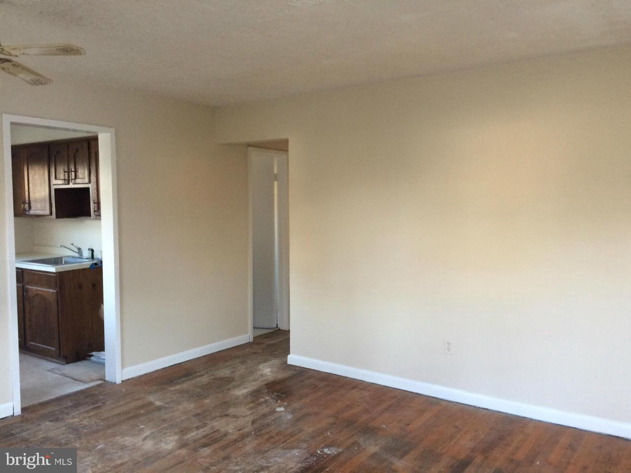 511 Pinewood Road Rockville, MD 20850 - Photo 3 of 16 Living Room