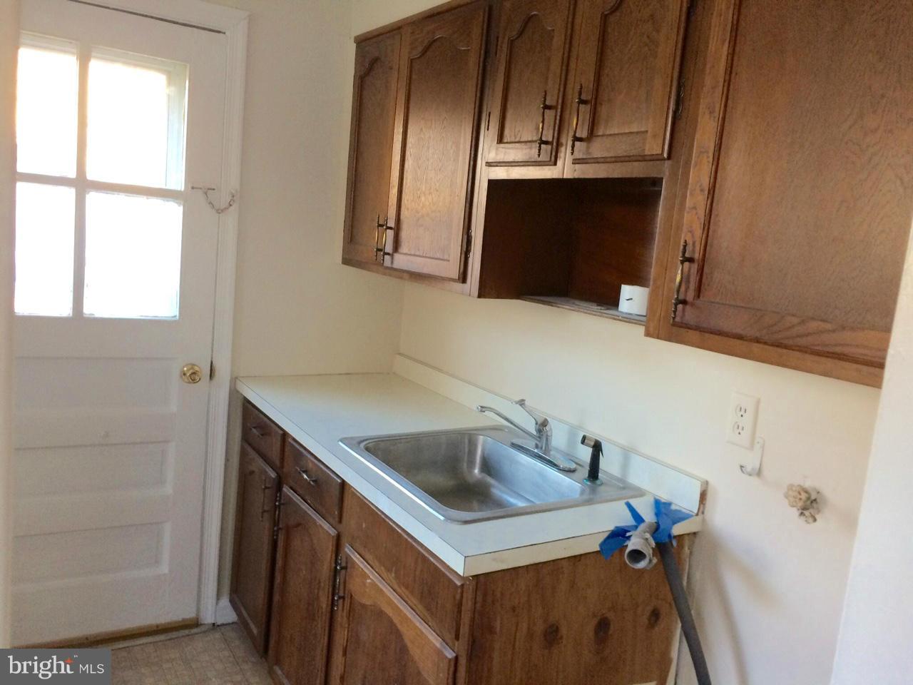 511 Pinewood Road Rockville, MD 20850 - Photo 4 of 16 Kitchen