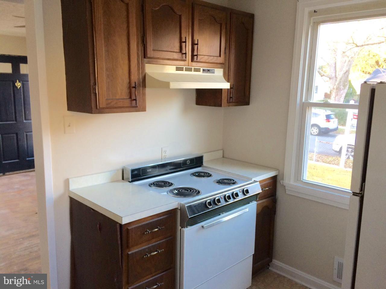 511 Pinewood Road Rockville, MD 20850 - Photo 6 of 16 Kitchen