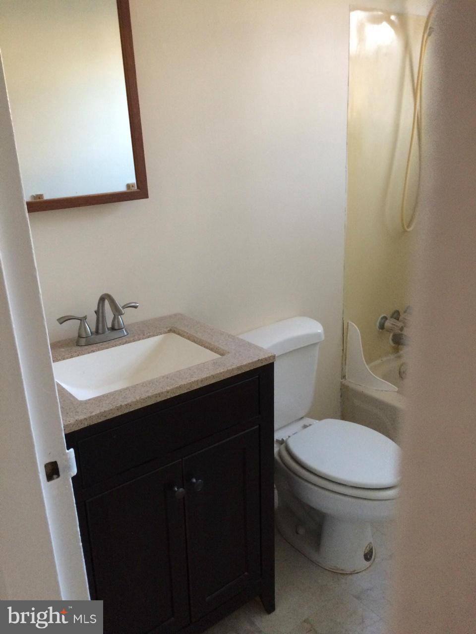 511 Pinewood Road Rockville, MD 20850 - Photo 8 of 16 Bath