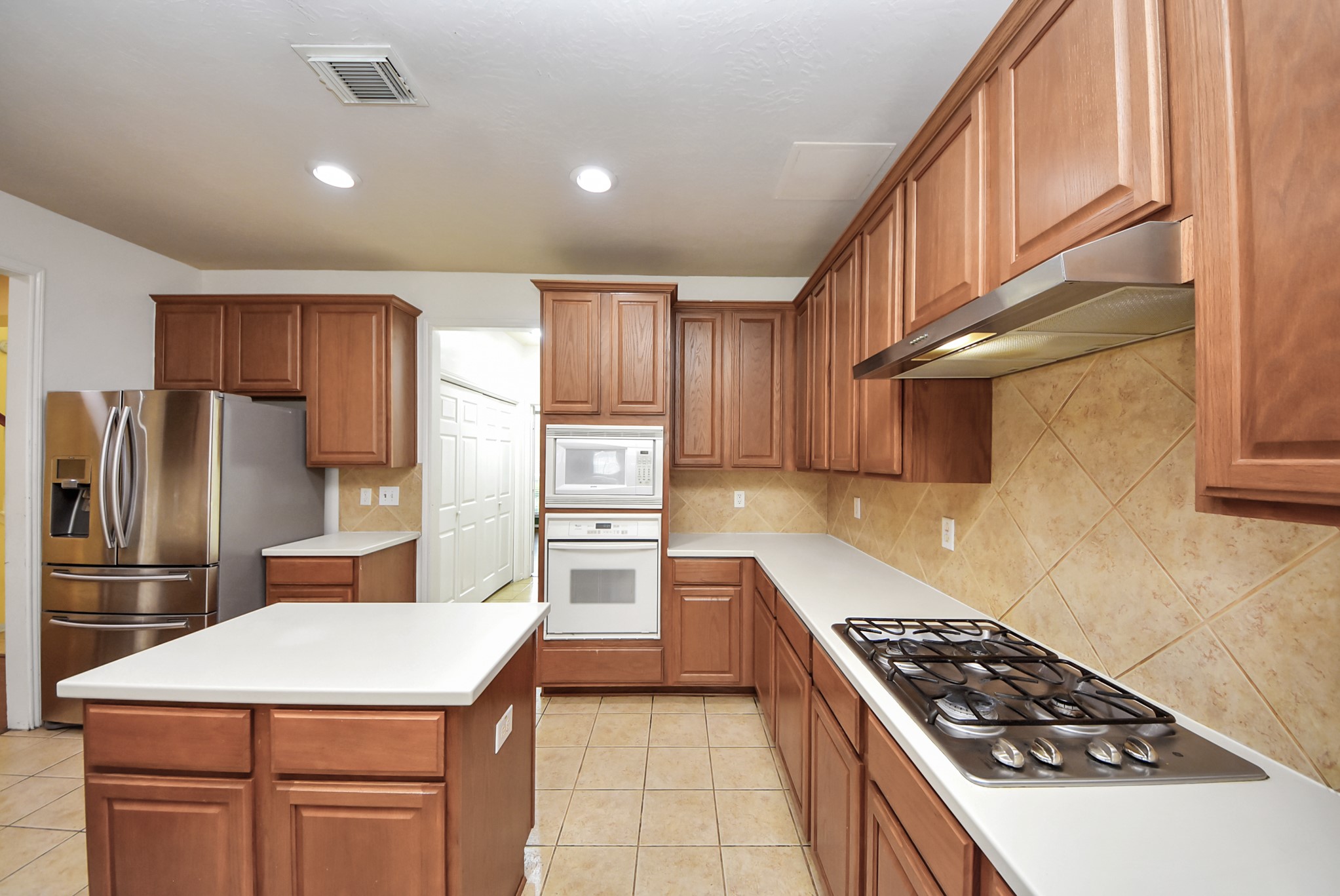 14103 Imperial Wood Lane Rosharon, TX 77583 - Photo 15 of 36 Spacious kitchen with gas cooktop and center island