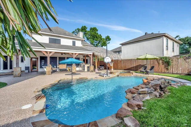 a view of a yard with a fountain