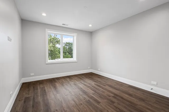 $4,000 | 1036 Lake Street, Unit 3N, Oak Park, IL 60301