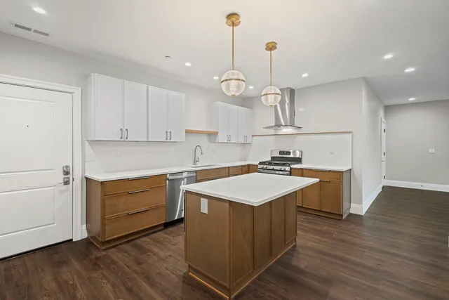 $4,000 | 1036 Lake Street, Unit 3N, Oak Park, IL 60301