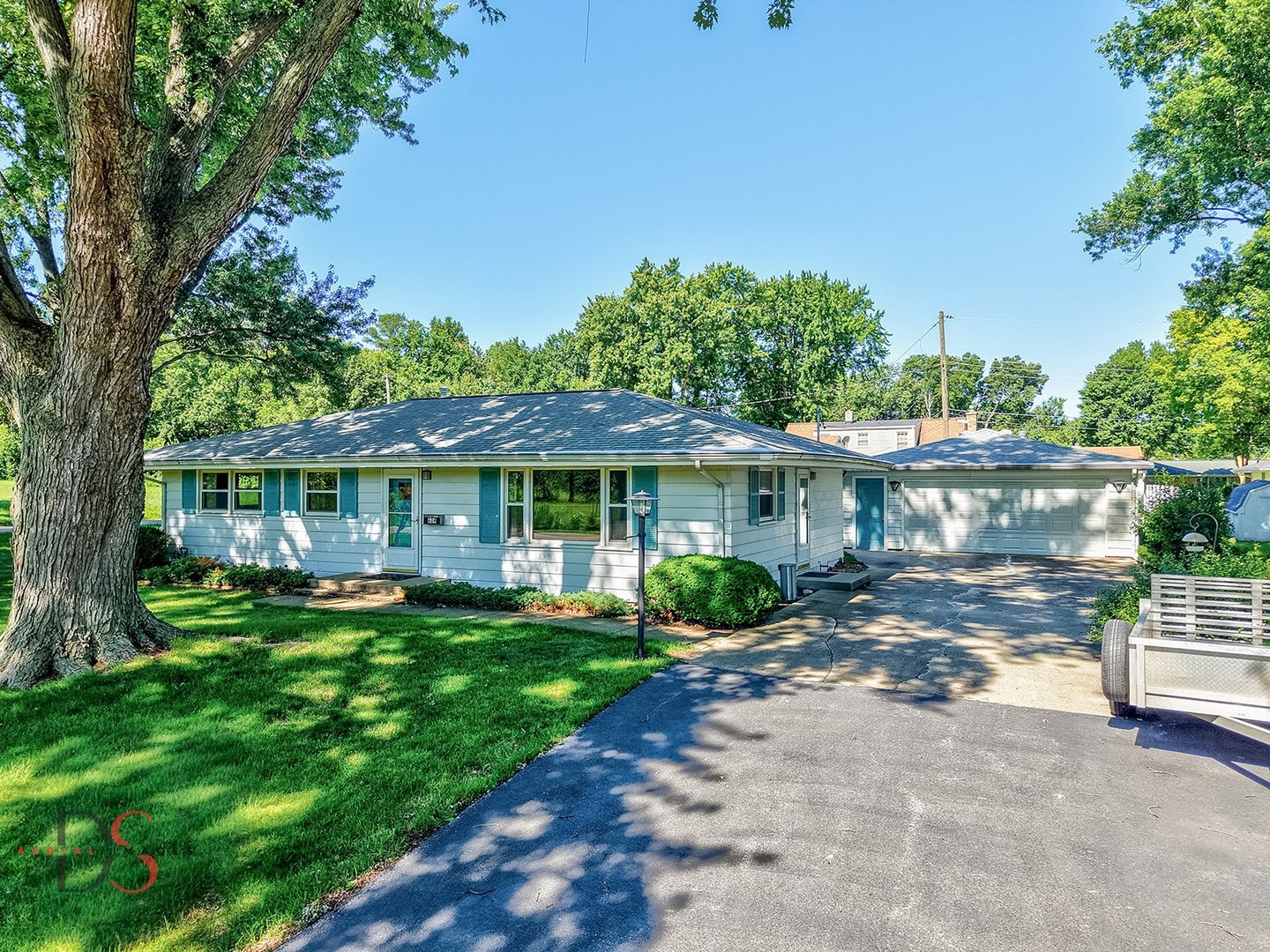 609 9th Avenue Ottawa, IL 61350 - Photo 6 of 28 a front view of a house with garden