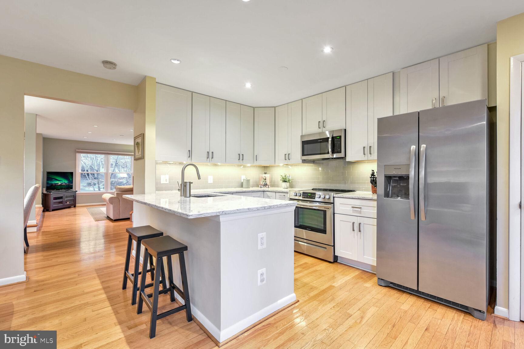 1642 Oak Spring Way Reston, VA 20190 - Photo 11 of 30 New Cabinetry, Backsplash, and SS Appliances
