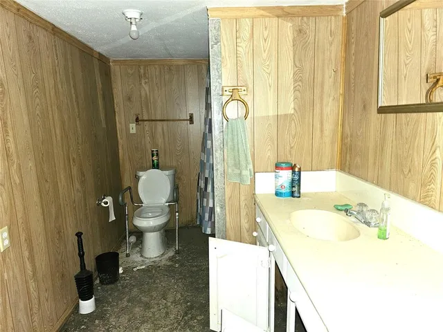 a view of empty room with a ceiling fan and window