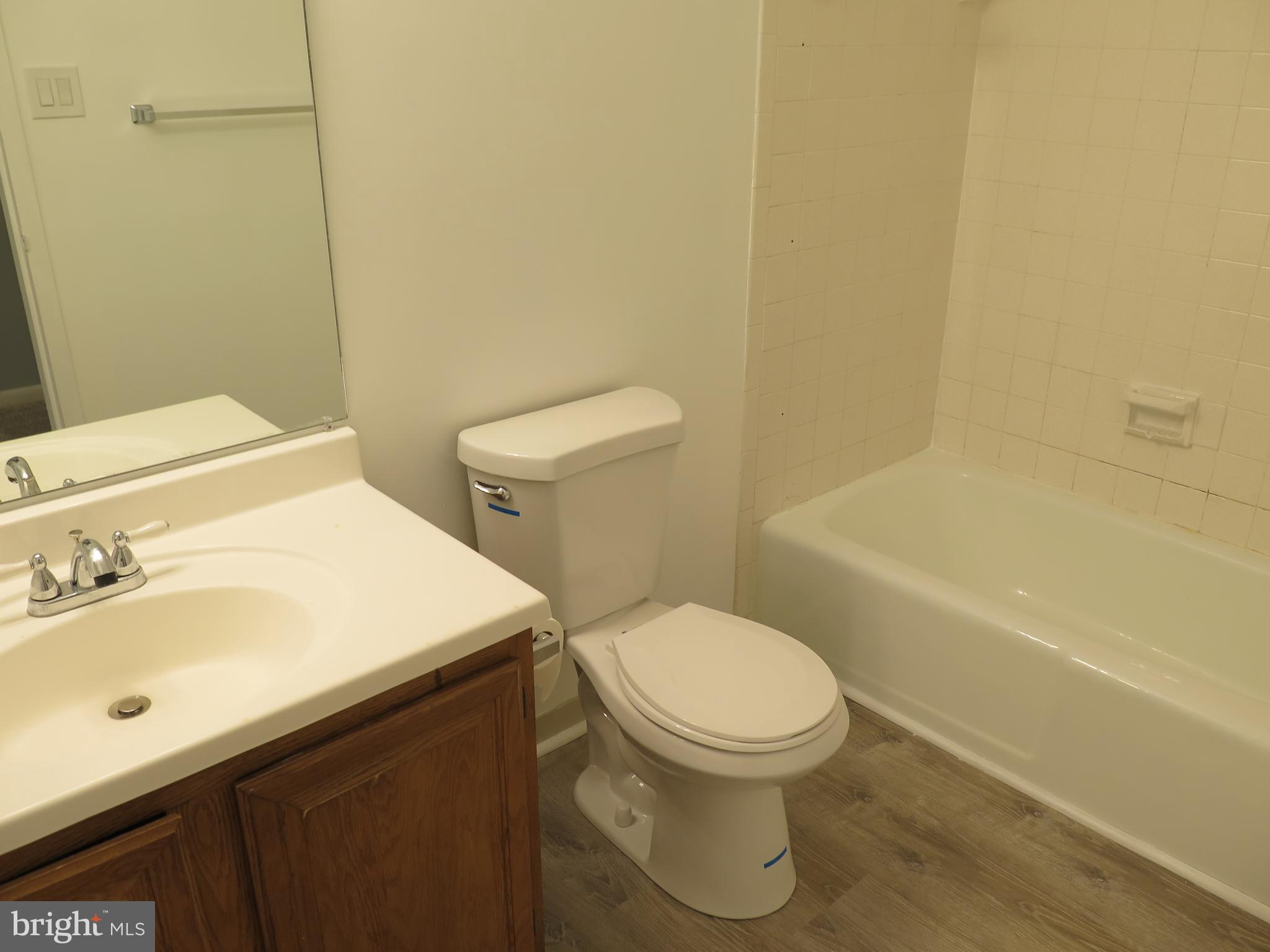 1424 Northgate Square, Unit 21B Reston, VA 20190 - Photo 14 of 28 Private bathroom of Bedroom #1