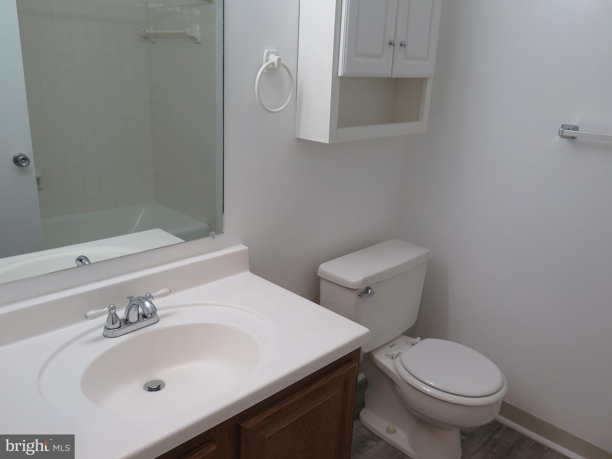 1424 Northgate Square, Unit 21B Reston, VA 20190 - Photo 17 of 28 Hall bathroom with tub