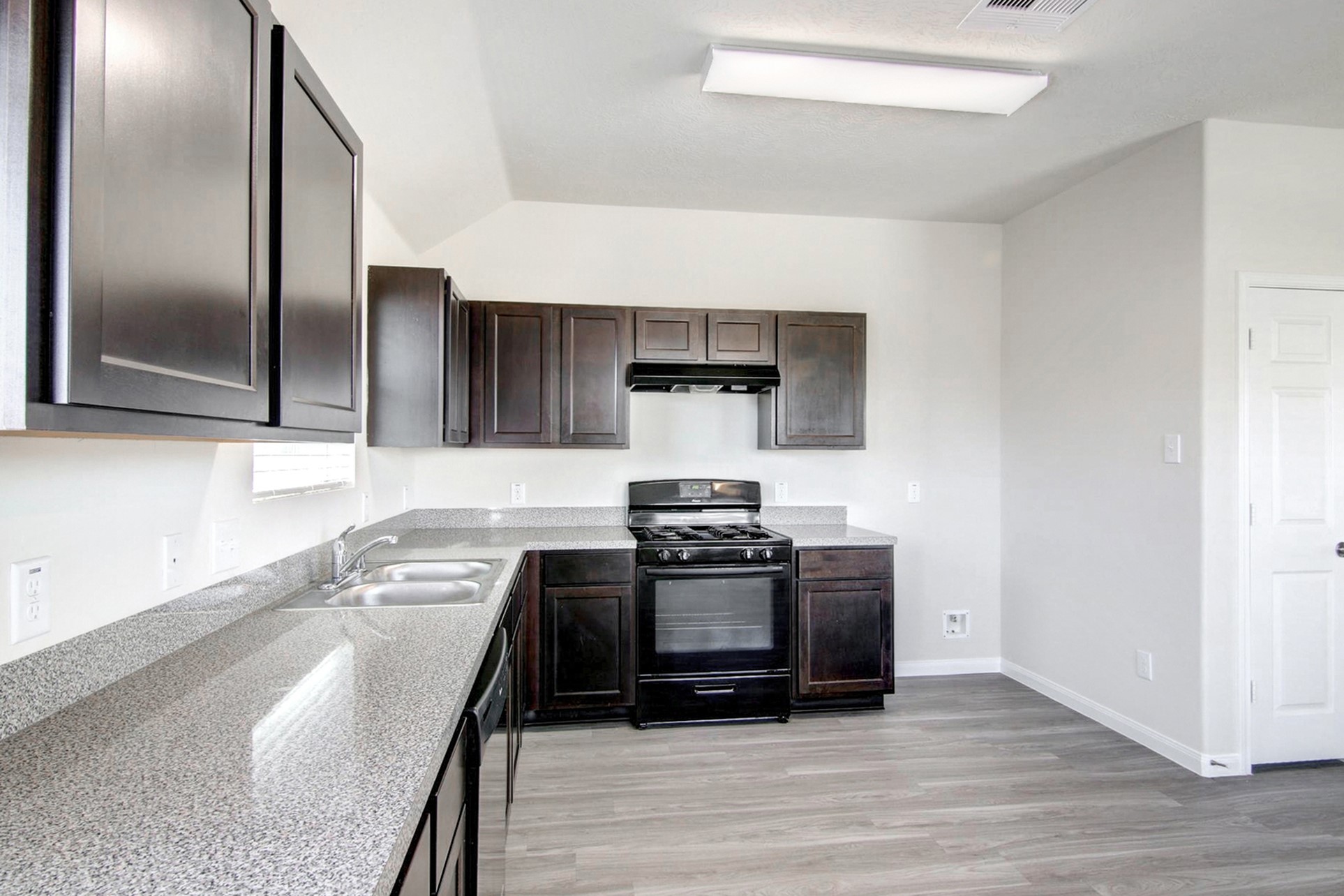 12703 Rio Nueces Lane Rosharon, TX 77583 - Photo 6 of 14 Photos may be representative of the floor plan and not the exact home. Finishes, layout, and features of the actual property for lease may vary.