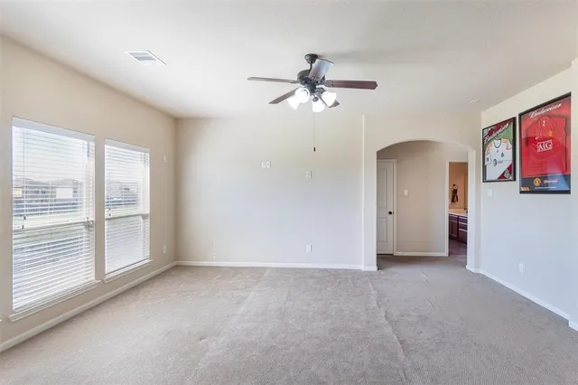 a view of empty room with window