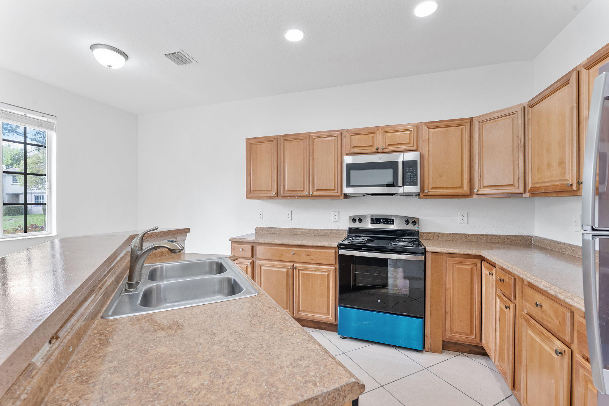 995 Abaco Lane Riviera Beach, FL 33404 - Photo 6 of 34 21-web-or-mls-DSC01468