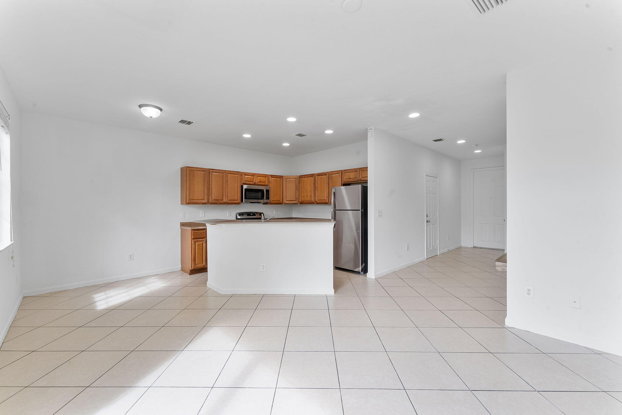 995 Abaco Lane Riviera Beach, FL 33404 - Photo 8 of 34 16-web-or-mls-DSC01446