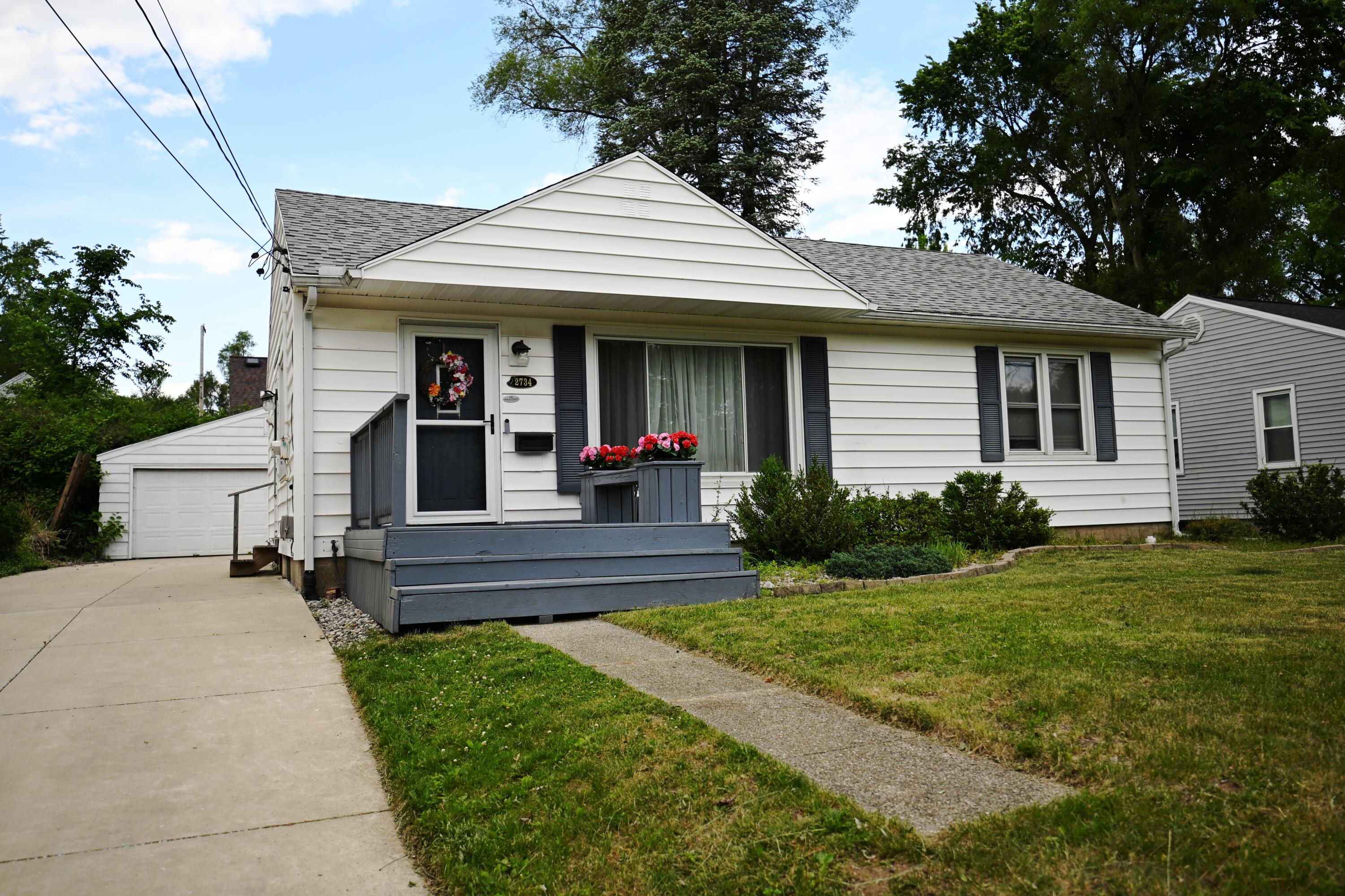 2734 Wellington Road Kalamazoo, MI 49008 - Photo 2 of 44 DSC_0167