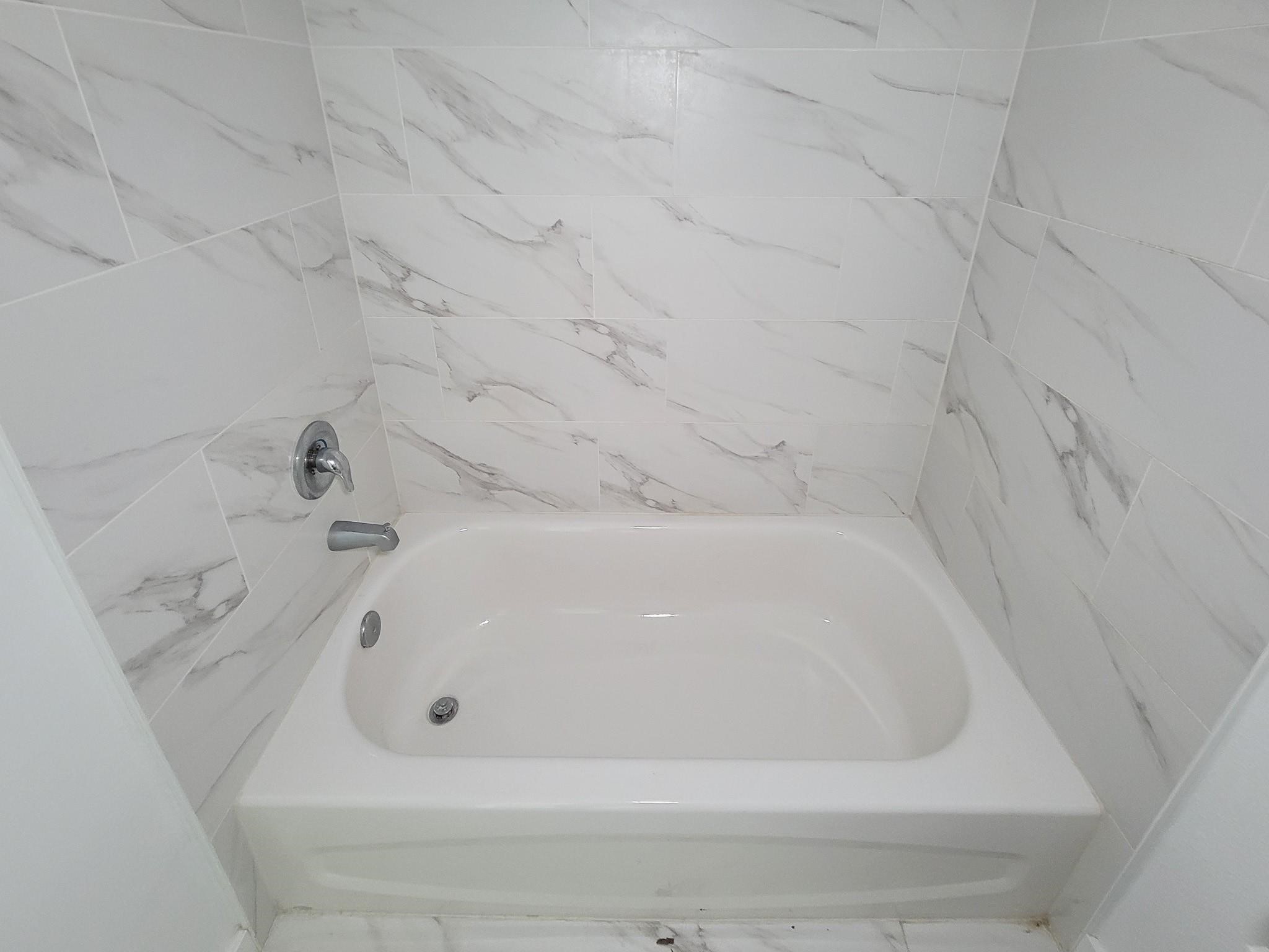 8122 Sterlingshire Street, Unit B Houston, TX 77078 - Photo 25 of 27 a bathroom with a bathtub