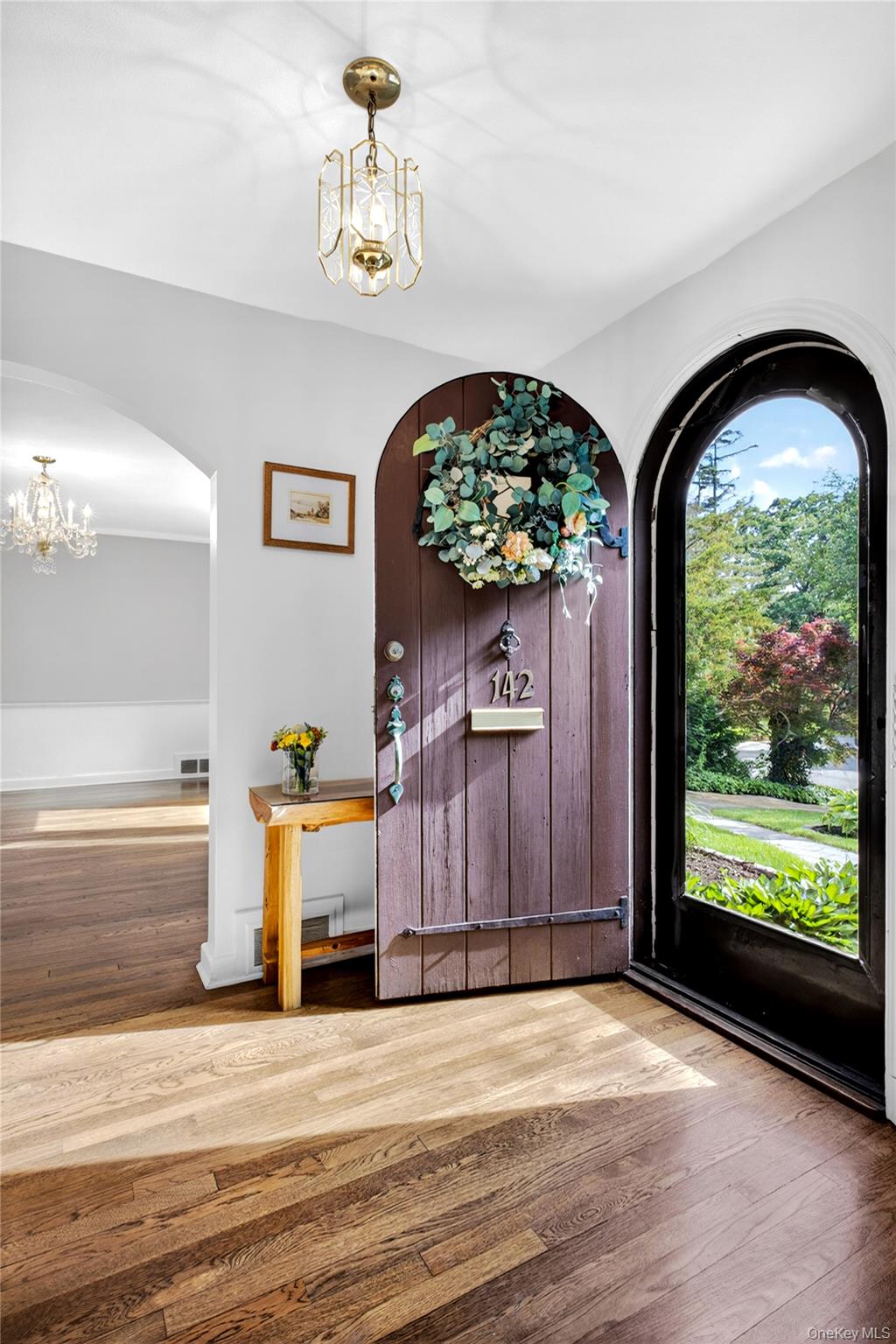 142 Mill Spring Road Manhasset, NY 11030 - Photo 3 of 23 a view of lobby with furniture and garden view