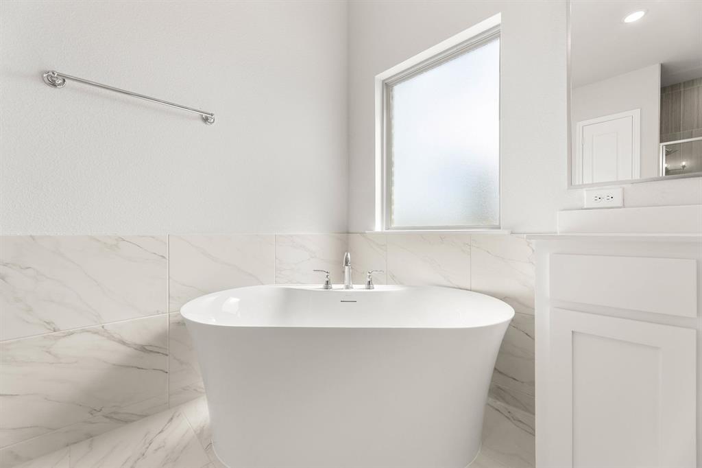 132 Evanston Court Rhome, TX 76078 - Photo 28 of 40 132 Evanston-Primary Suite-5