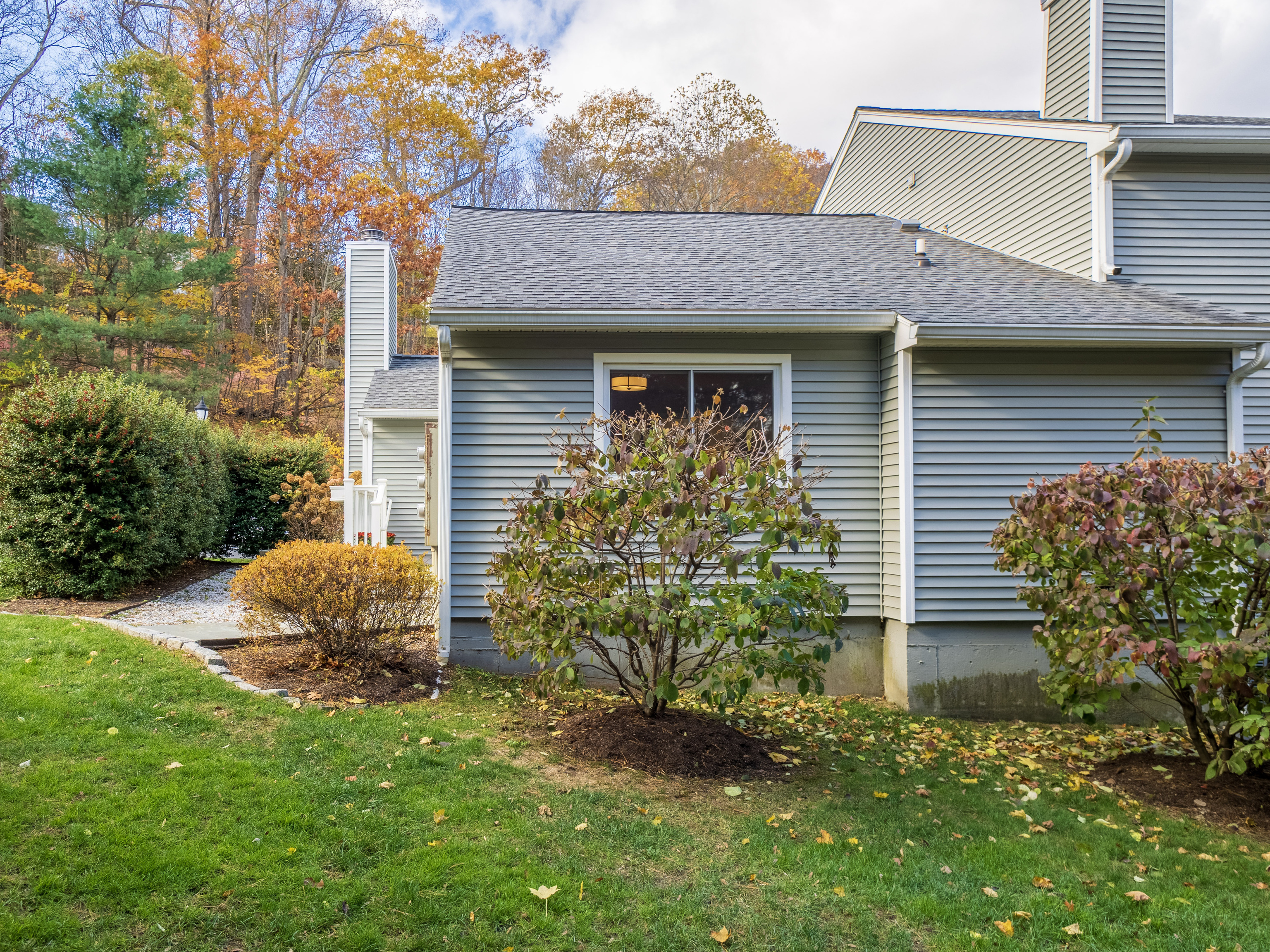 52 Glen Ridge, Unit 52 Wilton, CT 06897 - Photo 3 of 27 a front view of a house with garden