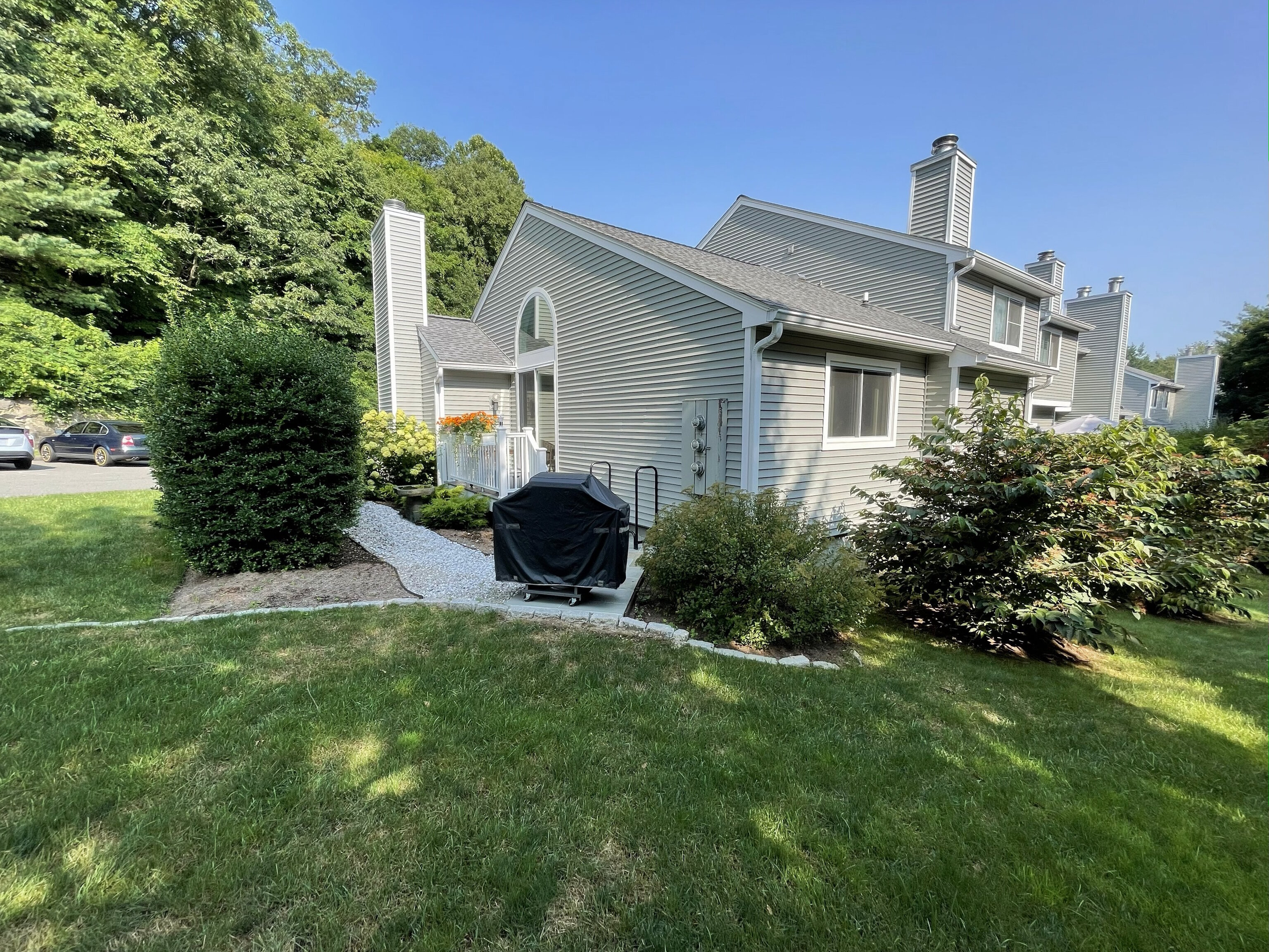 52 Glen Ridge, Unit 52 Wilton, CT 06897 - Photo 6 of 27 a house view with a garden space