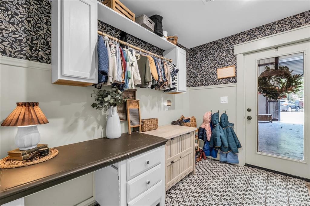 261 Windmill Lane Waco, TX 76705 - Photo 4 of 35 Mud room / entry
