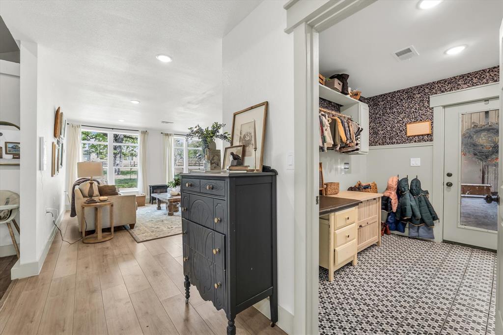 261 Windmill Lane Waco, TX 76705 - Photo 6 of 35 Entry area