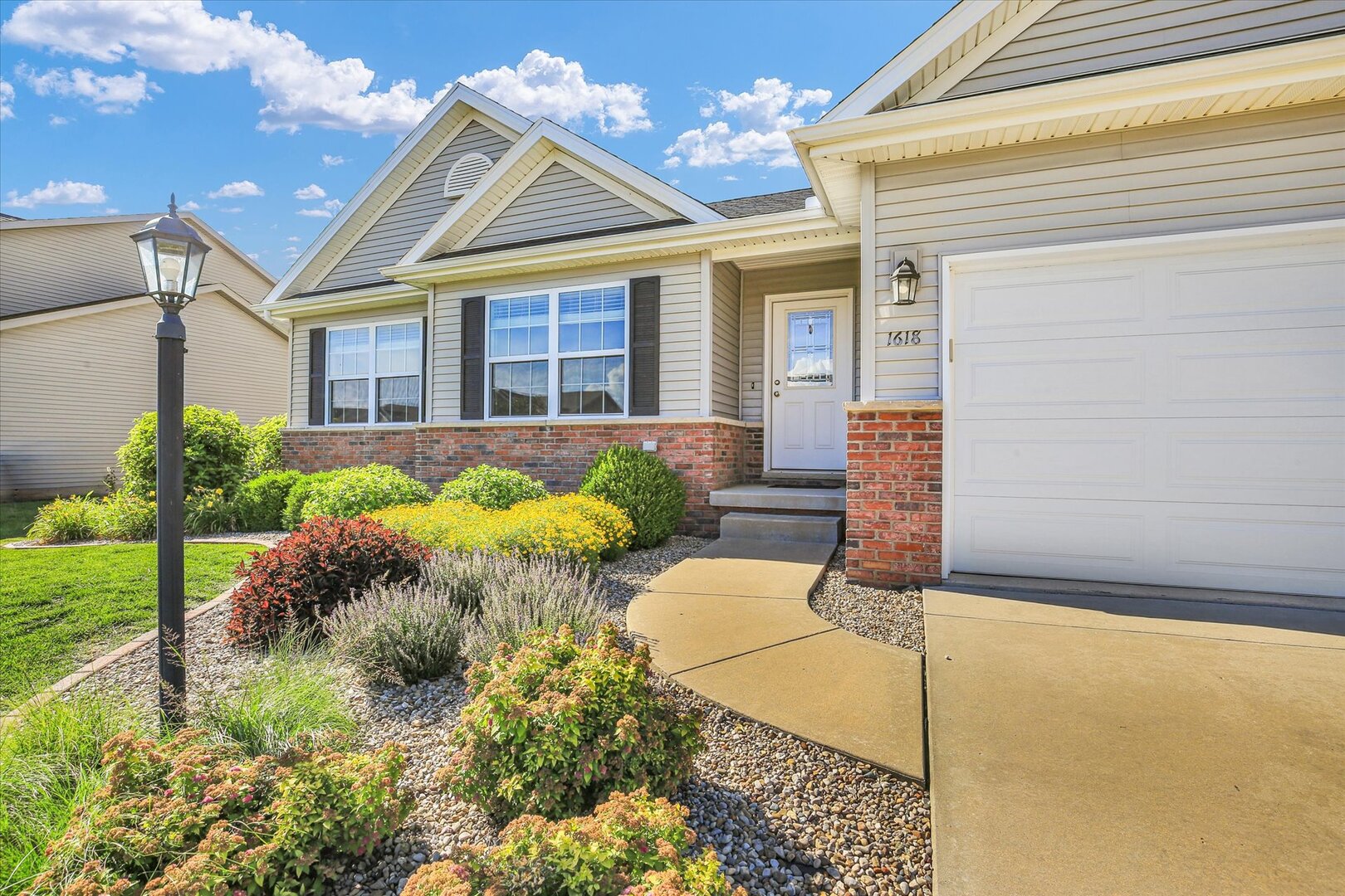 1618 Hunters Ridge Court Mahomet, IL 61853 - Photo 4 of 45