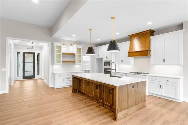 $875,000 | 5110 Montebella Drive, Riverside, MO 64150