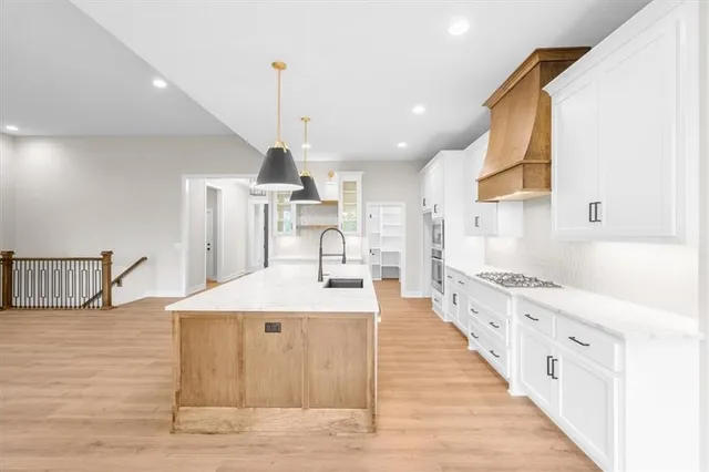 $875,000 | 5110 Montebella Drive, Riverside, MO 64150