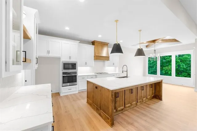 $875,000 | 5110 Montebella Drive, Riverside, MO 64150