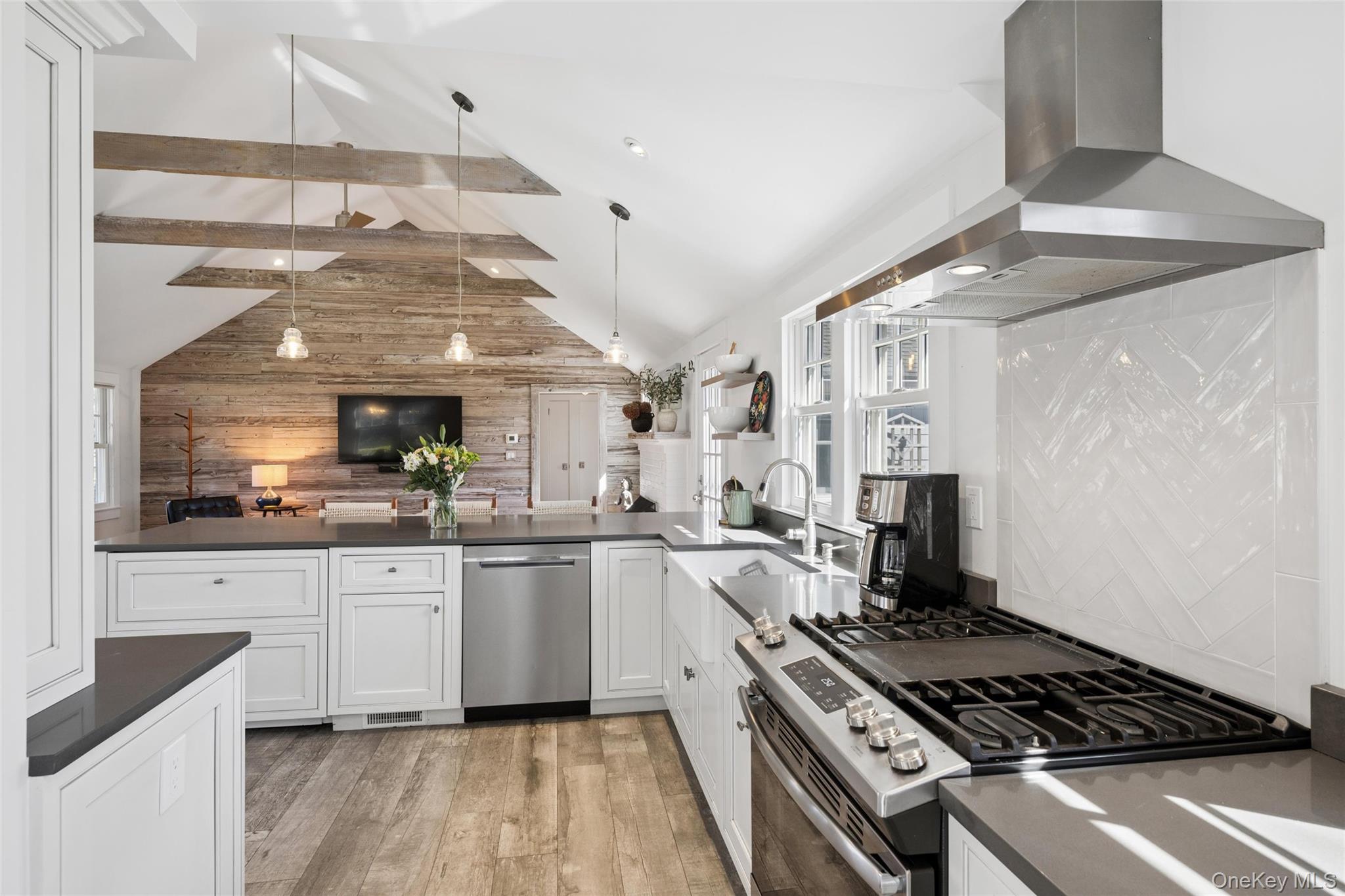 250 Oak Road New Suffolk, NY 11956 - Photo 4 of 23