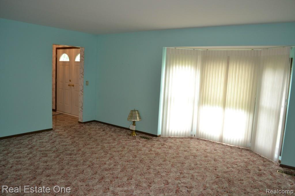419 Lake Forest Road Rochester, MI 48309 - Photo 19 of 99 Living Room - Front Entry