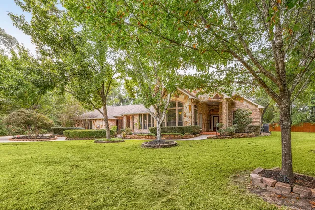a view of entryway with a front door