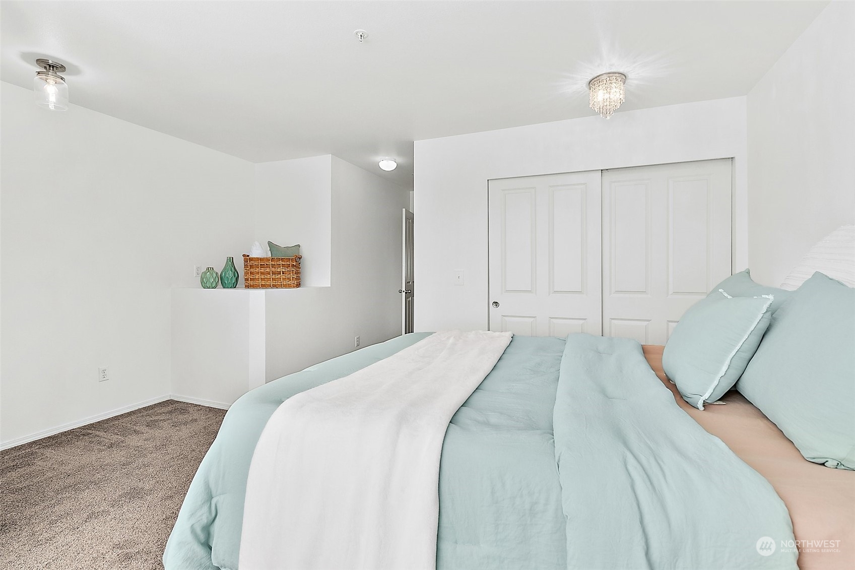 2300 Benson Road South, Unit E2 Renton, WA 98055 - Photo 28 of 35 a spacious bedroom with a bed and a lamp