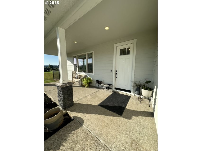 946 South Calapooia Street Sutherlin, OR 97479 - Photo 2 of 31 a living room with furniture and a table