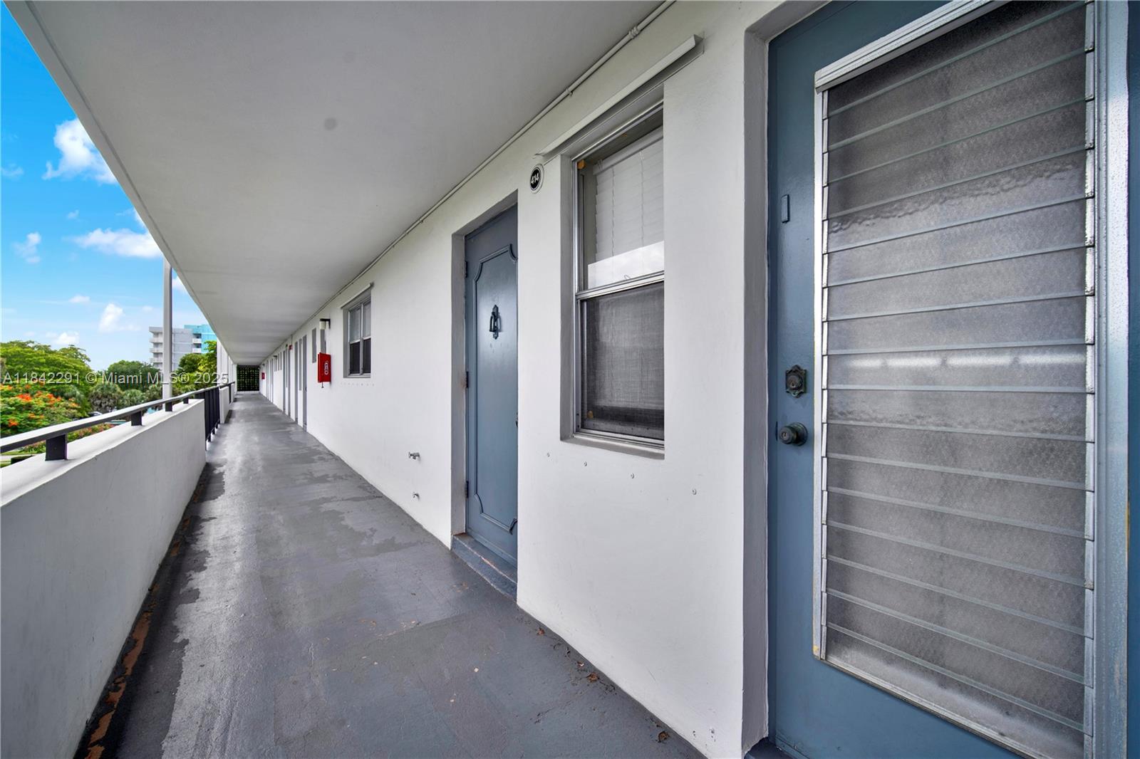 950 Hillcrest Drive, Unit 414 Hollywood, FL 33021 - Photo 32 of 35 a view of a balcony