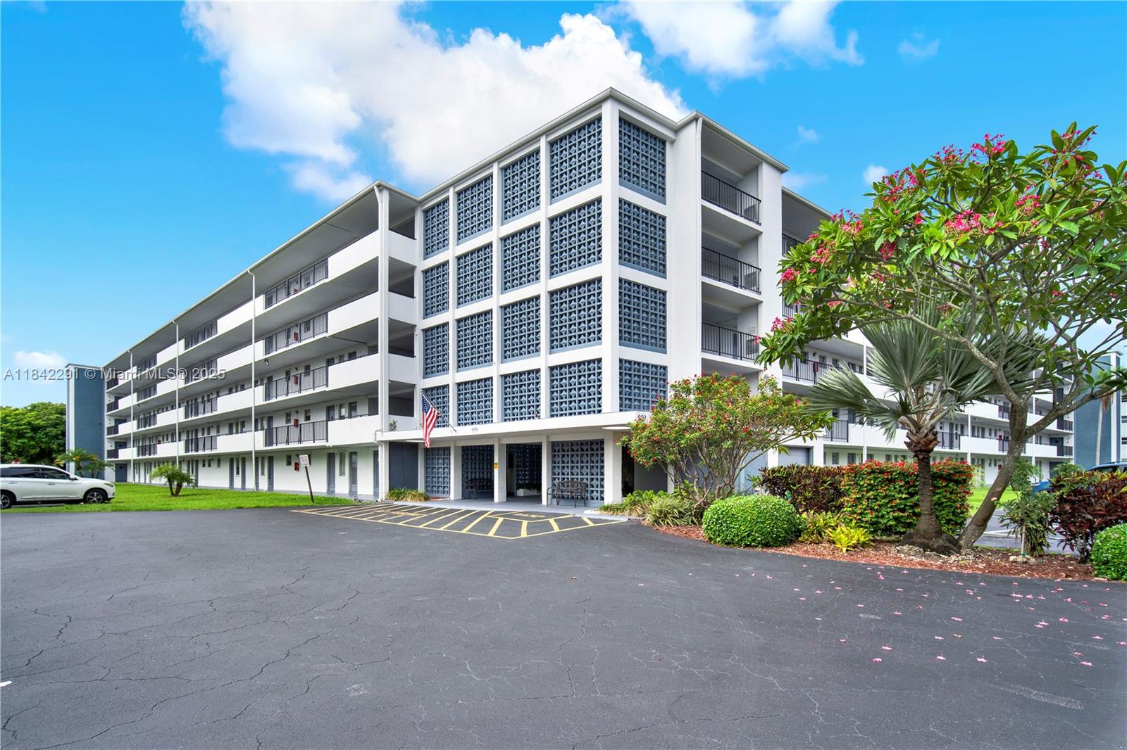 950 Hillcrest Drive, Unit 414 Hollywood, FL 33021 - Photo 33 of 35 a tall building with a outdoor space