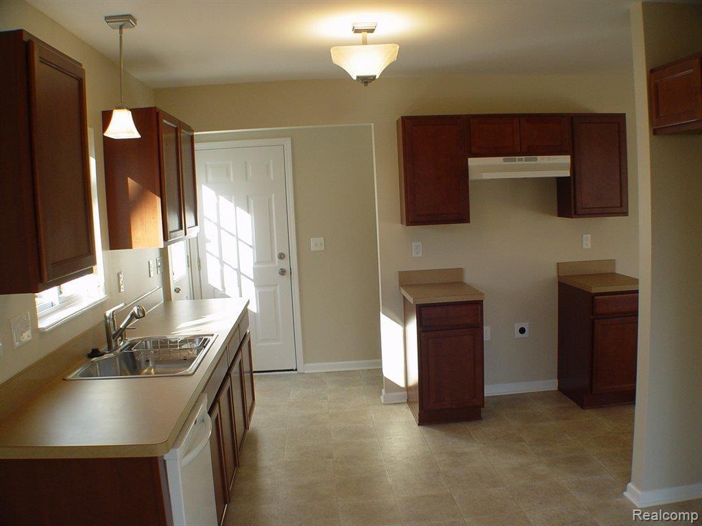 41811 Ridge Road East Novi, MI 48375 - Photo 17 of 25 Very Updated Novi Home (40).JPG