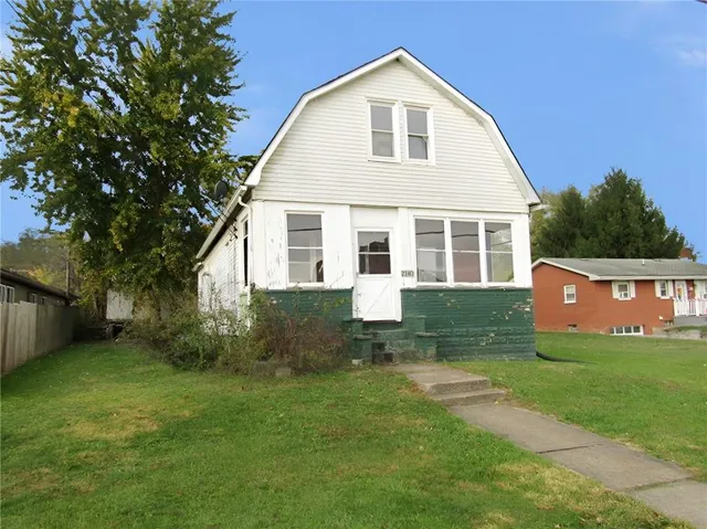 a view of a house with a yard